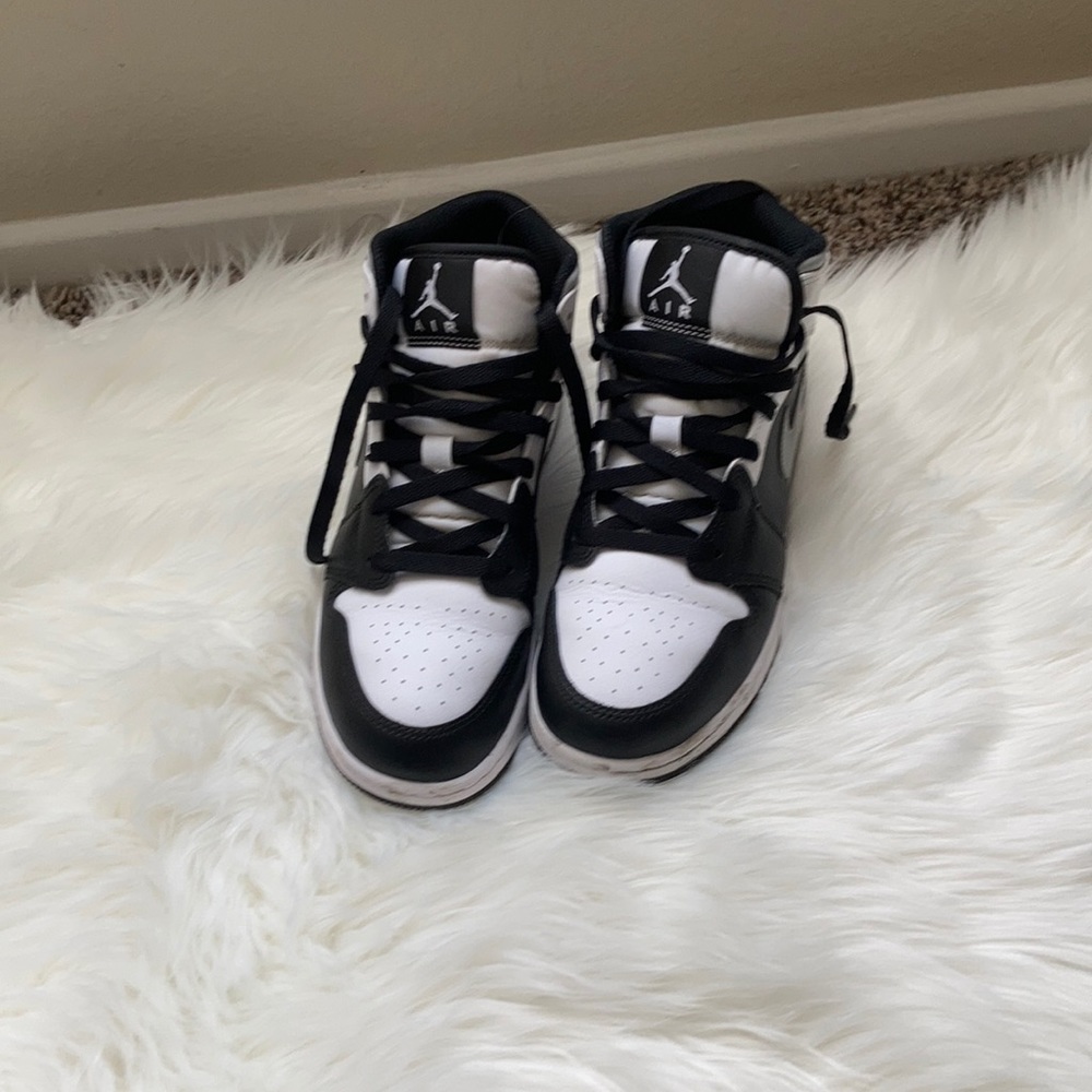 Jordan 1s mid grey